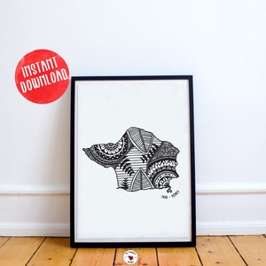 Puede incluir: Una impresión de arte imprimible en blanco y negro de la isla de las Islas Feroe con un diseño de mandala. La impresión está enmarcada en un marco negro y está lista para descargarse.