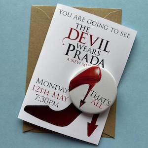 The Devil Wears Prada-onthullingskaart en badge / The Devil Wears Prada-wenskaart