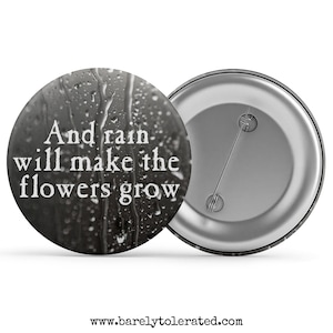 E la pioggia farà crescere i fiori, distintivo/bottone/spilla, magnete o portachiavi