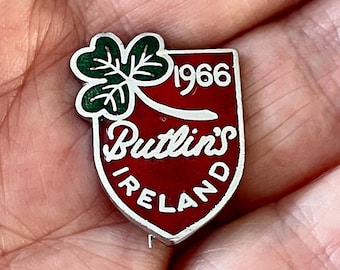 Irish Holiday Camp Pin Badge - 1966 Butlins Mosney Ireland Shamrock Badge