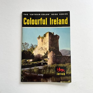Puede incluir: Un libro de viajes vintage titulado "Colourful Ireland" de la serie Cotman-Color Book. La portada presenta un castillo de piedra con un cielo azul de fondo. El logotipo de Jarrold es visible en la parte inferior derecha.