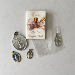 4 mirakulösa medaljer och 1 liten bönebok