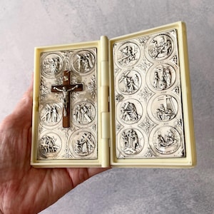 Vintage Stations of the Cross Pocket Travel Shrine (1950-talet/Italien)