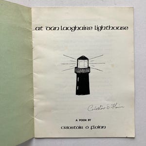 Livre de poésie irlandaise signé - Au phare de Dun Laoghaire par le Criostoir O Floinn