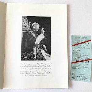 Peut inclure: Photographie en noir et blanc d'une figure religieuse, probablement un pape, avec deux billets pour une représentation du Requiem de Verdi au National Stadium, datée du 16 mai 1970. Le texte comprend une bénédiction.