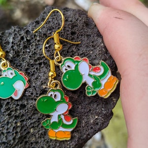 Yoshi the little dinosaur earrings Yoshi corps entier