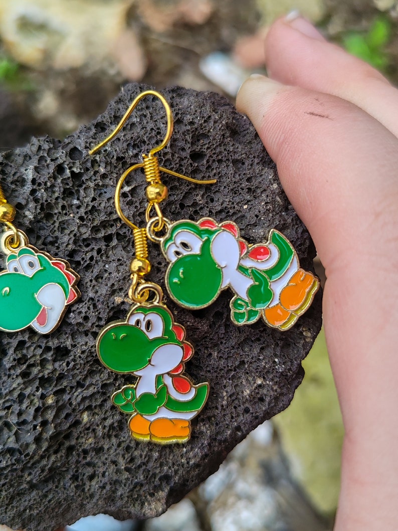 Yoshi the little dinosaur earrings Yoshi corps entier