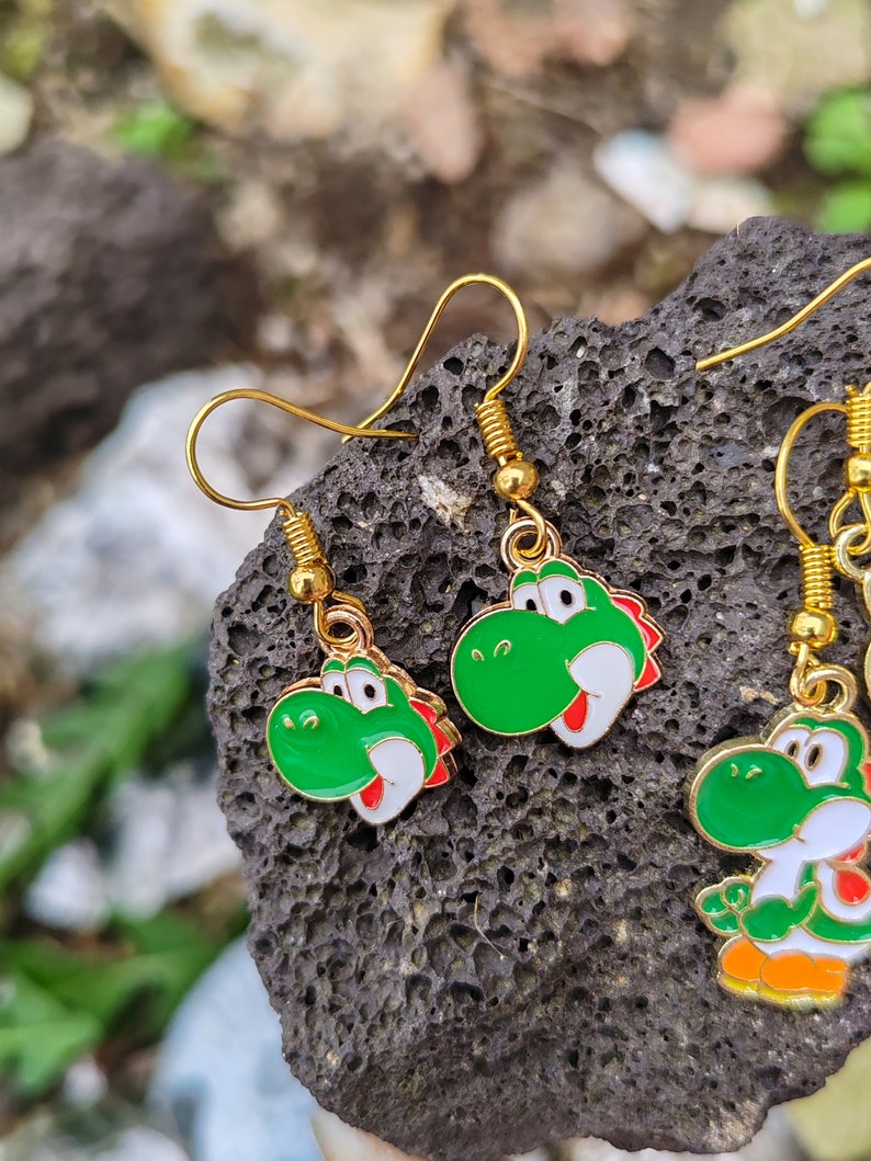 Yoshi the little dinosaur earrings têtes de Yoshi