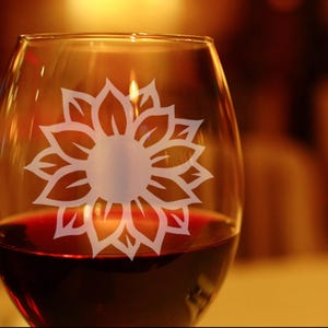 Personalized Sunflower Wine Glass 20.5oz Stemless, Hand-Etched, Dishwasher Safe Custom Gift for Wedding, Birthday, Bridesmaid