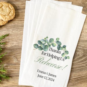 Sacs en papier personnalisés pour le dîner de répétition - Cadeaux de mariage personnalisés, merci de nous aider à répéter, Sacs imprimés personnalisés pour le dîner de répétition