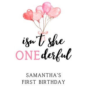 K&ouml;nnte beinhalten: Rosa und rote herzf&ouml;rmige Ballons mit einem rosa Band, das unten gebunden ist. Der Text "isn't she ONEderful" ist in Schwarz geschrieben, wobei das Wort "ONE" in Rosa ist. Unter dem Text steht "SAMANTHA'S FIRST BIRTHDAY" in Schwarz.