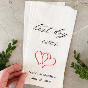 Sacs de cadeaux de mariage personnalisés – Sacs personnalisés « Le meilleur jour de votre vie » avec coeurs | Cadeaux de mariage élégants pour les invités | Sacs en papier personnalisés