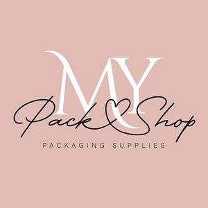 K&ouml;nnte beinhalten: Wei&szlig;es Logo mit dem Text "MY Pack & Shop" und den Worten "PACKAGING SUPPLIES" darunter. Das Logo befindet sich auf einem hellrosa Hintergrund.