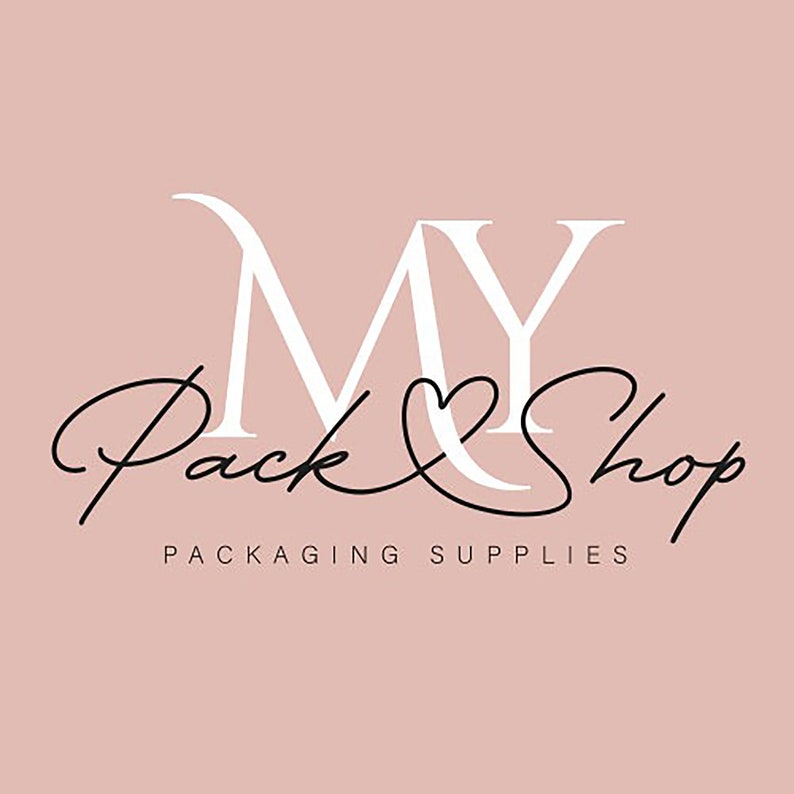 K&ouml;nnte beinhalten: Wei&szlig;es Logo mit dem Text "MY Pack & Shop" und den Worten "PACKAGING SUPPLIES" darunter. Das Logo befindet sich auf einem hellrosa Hintergrund.