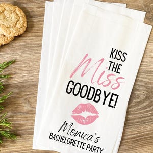 Torebki na upominki na wieczór panieński - Kiss the Miss Goodbye - Spersonalizowane torebki na upominki z imieniem i datą dla przyszłej panny młodej Torby na przyjęcie z nadrukiem