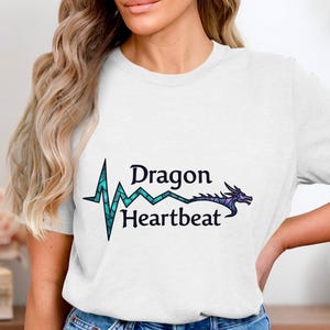 Drachen Herzschlag T-Shirt, Fantasy Drachen Shirt, cooles Drachen Grafik T-Shirt, Fabelwesen Shirt, einzigartiges Tshirt, Drachen Liebhaber Geschenk