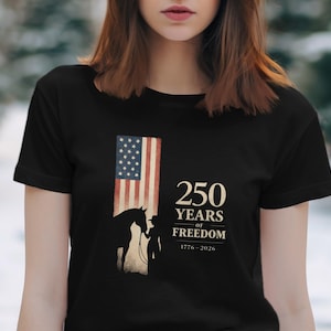 Può includere: Un set di tre tazze in ceramica con finitura opaca e macchiettata. Le tazze sono nei toni del crema, grigio chiaro e grigio scuro. Ogni tazza ha un design semplice e minimalista e un manico arrotondato.