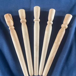 Peut inclure: Cinq pieds de chaise en bois avec un design tourné. Les pieds sont de couleur brun clair et ont une finition lisse.