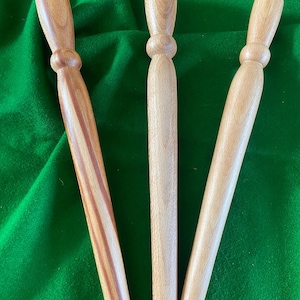 Puede incluir: Tres rodillos de madera en color marrón claro. Uno tiene un patrón a rayas, los otros son lisos. Cada rodillo tiene un mango redondeado y un cuerpo cilíndrico, midiendo unos 30 cm de largo.