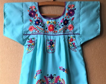 Mexican embroidered girl dress, Oaxaca centro region, vestido bordado mexicano, mexican outfit girl.