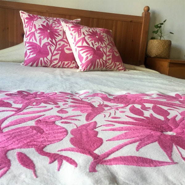 Embroidered tenango bedding set, Hidalgo region, embroidered bed set, mexican design, tenango design, mexican decoration.