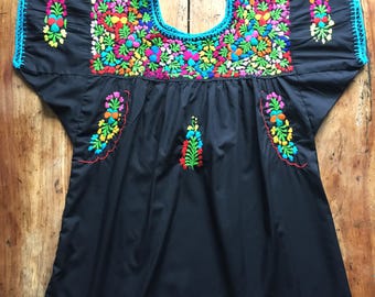 Mexican embroidered blouse, Oaxaca region, Mexican embroidered blouse, mexican traditional textiles, mexican outfit, mexican fashion.