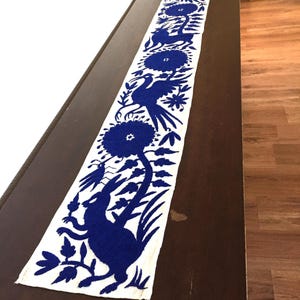 Mexican Embroidery table runner,  camino de mesa bordado mexicano, diseño en tenango, gift ideas, mexican home and living.
