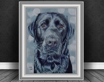 Könnte beinhalten: Ein Porträt eines schwarzen Labrador Retrievers vor einem sanften blauen Hintergrund. Die Augen des Hundes sind braun und das Fell ist mit Schattierungen detailliert dargestellt.