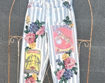 Pantalones vaqueros estilo Boho Hippie para festivales: adornados con flores de magnolia y apliques gráficos llamativos.