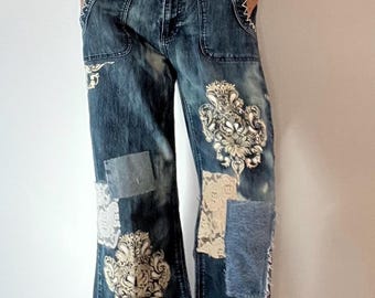 Vaqueros de festival de tiro medio estilo bohemio hippie: adornados, parcheados y pintados.