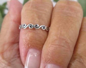Thin Swirls Peridot Ring Thin Swirls Peridot Ring