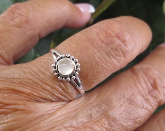 Mother of Pearl Ring>925 Sterling Silver ring,Genuine Mother of Pearl,Pearl ring,Dainty ring,925 Ring,Glistening Mother of Pearl,White Shell