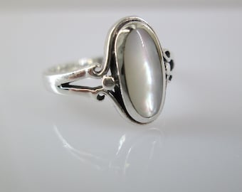 Sterling Mother of Pearl Ring>Genuine Mother of Pearl Ring,Sterling Silver Ring,White Shell ring,925 Boho ring,Southwestern,Beachy ring,Fun