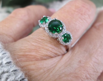 Anillo de esmeralda de 3 piedras > Anillo con diseño de halo de esmeralda, anillo de plata de ley 925 con esmeralda y diamantes simulados > Boda, pasado, presente y futuro, no se deslustra