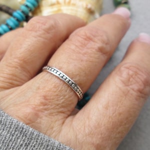 Bague étroite en argent sterling 925 raffinée>1,5 mm de large> anneau fin 925, bague en sterling, bague à pois Bali, bague superposable, amitié, sterling oxydée, ne ternit pas