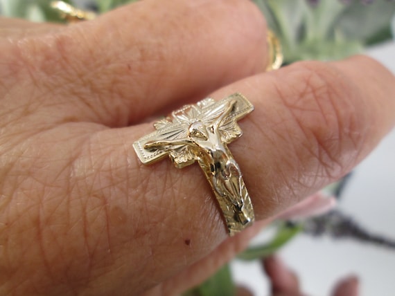 Gold CRUCIFIX Ring>Detailed Gold Crucifix Ring,Vi… - image 2