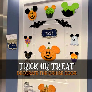Puede incluir: Una puerta blanca de crucero decorada para Halloween con decoraciones de Mickey Mouse. La puerta tiene un letrero que dice "Trick or Treat Decorate the Cruise Door". Hay calabazas de Mickey Mouse, cupcakes, fantasmas y otras decoraciones de Halloween en la puerta.