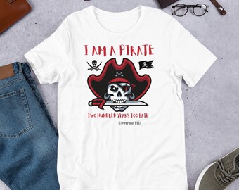 Könnte beinhalten: Weißes T-Shirt mit einem Piraten-Schädel-Motiv und dem Text "Ich bin ein Pirat" und "Zwei hundert Jahre zu spät - Jimmy Buffett".