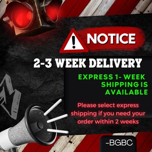 Puede incluir: Imagen con fondo negro y rayas rojas y blancas. El texto dice "NOTICE" y "2-3 WEEK DELIVERY". Texto adicional indica "EXPRESS 1- WEEK SHIPPING IS AVAILABLE". Tambi&eacute;n se ven un meg&aacute;fono y un sem&aacute;foro.