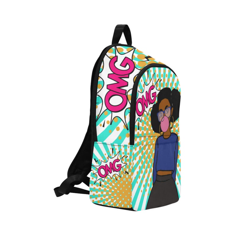 Puede incluir: Una mochila negra con un dise&ntilde;o de arte pop colorido. El dise&ntilde;o presenta la palabra "OMG" en bocadillos rosas y blancos, junto con una ilustraci&oacute;n de dibujos animados de una persona soplando una burbuja de chicle.