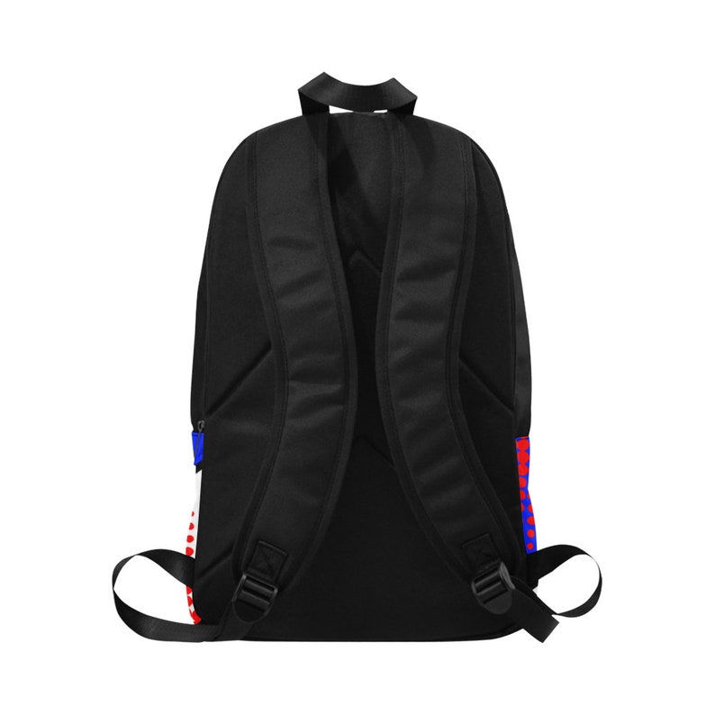 Puede incluir: Mochila negra con detalles rojos y azules. La mochila tiene un dise&ntilde;o negro liso con lunares rojos y rayas azules en los laterales. Cuenta con correas ajustables y un asa superior.