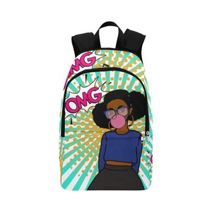 Puede incluir: Una mochila con un dise&ntilde;o pop art que presenta a una mujer de dibujos animados soplando una burbuja de chicle. El fondo tiene un patr&oacute;n de explosi&oacute;n turquesa y dorado con la palabra "OMG" en un bocadillo. La mochila tiene correas negras y una cremallera.