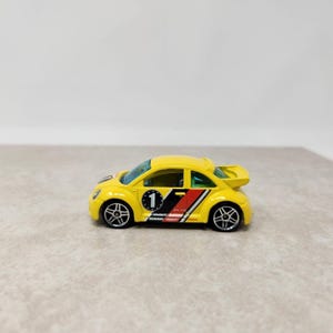 Hot Wheels 2002 #045 First Editions #33 of 42 Volkswagen New Beetle Cup (m7)