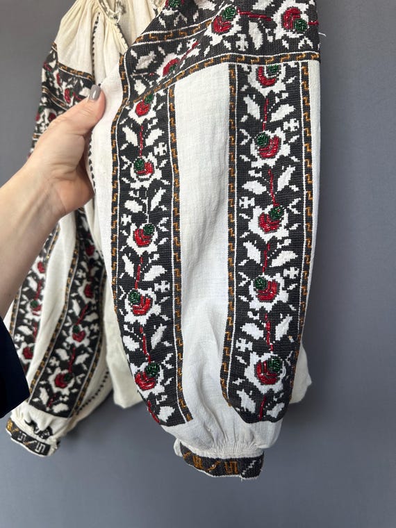 ルーマニアのブラウス ビーズ刺繍 アンティークシャツ 刺繍トップス 