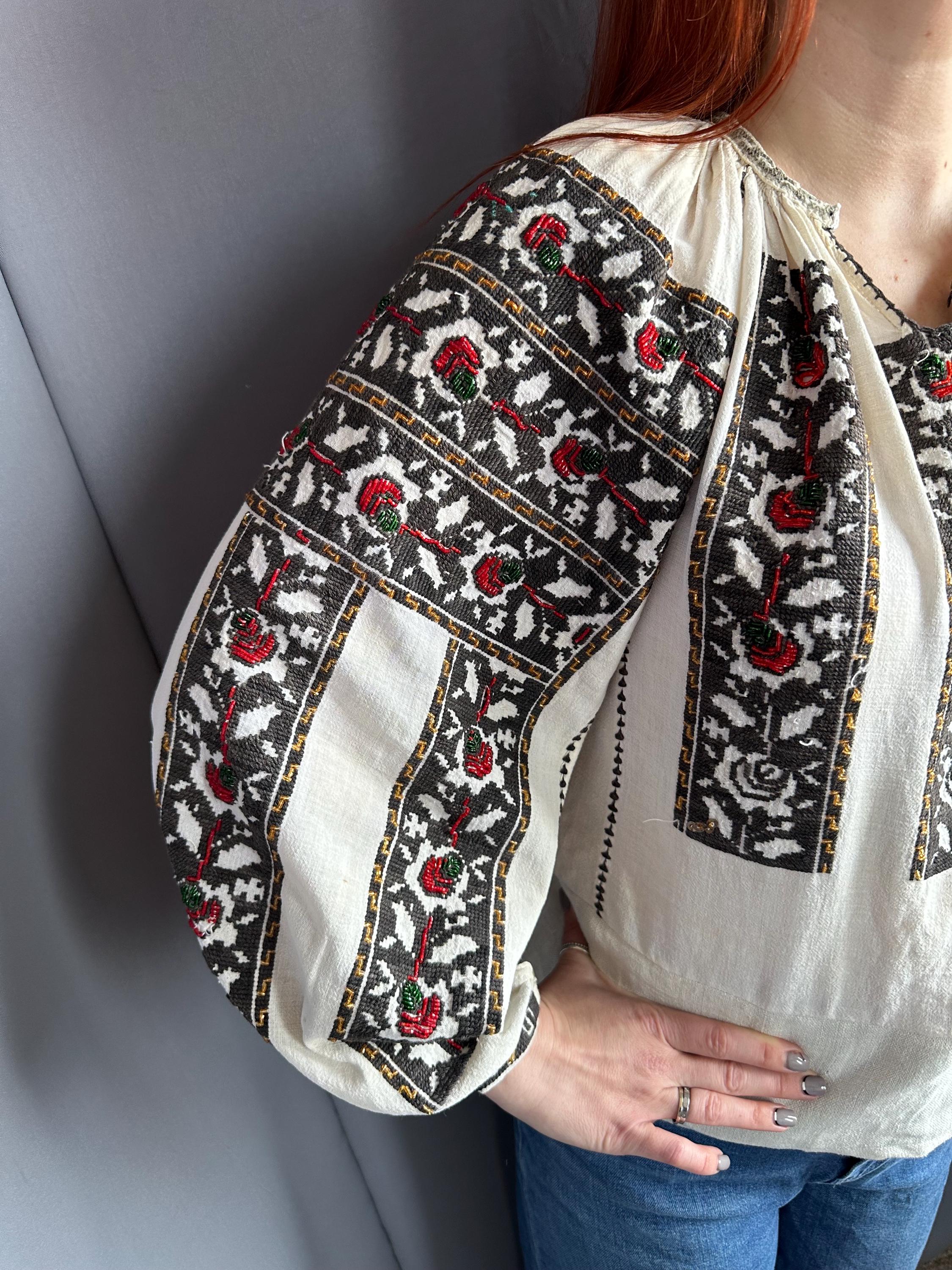 ルーマニアのブラウス ビーズ刺繍 アンティークシャツ 刺繍トップス 