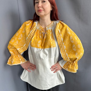 Romanian blouse Embroidered top Vintage outfit Vintage Collectible Antique top Embroidered top Drndl Embroidered blouse puffy sleeves