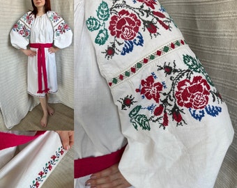 Embroidered dress Floral design Vintage dress Ukrainian dress Feminine dress Folk embroidered Gift for her Summer dress Vyshyvanka vintage