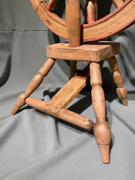 アンティークの手動糸紡ぎ車。20世紀初頭のヴィンテージ糸紡ぎ道具