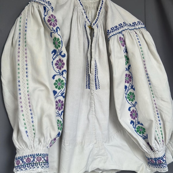 Romanian Antique blouse for a girl Embroidered top Collared blouse Vintage blouse Antique shirt  Lace detailing Linen chemise