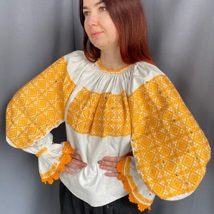 Romanian blouse Embroidered top Vintage outfit Vintage Collectible Antique top Embroidered top Drndl Embroidered blouse puffy sleeves